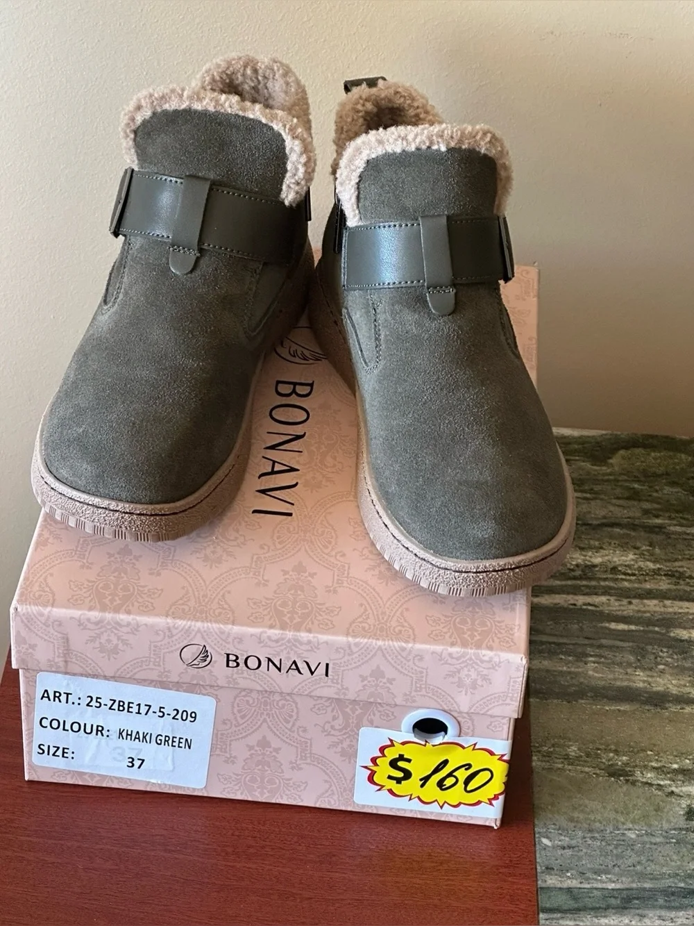 NIB BONAVI Suede Ankle Boots Khaki Green.Keep your feet cozy and content s EU 37